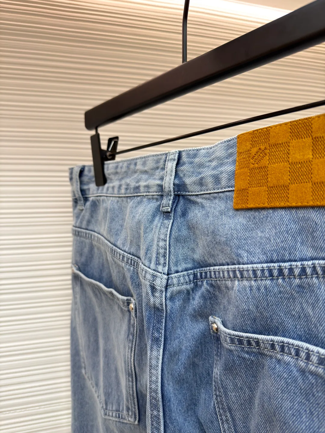 LOUIS VUITTON washed ripped jeans ●Authentic product: Purchased and developed at 17700 ●Item number: 1680603-B45 ●Material: pure cotton premium denim ●Technology: laser burning ●Version: fitted version ●Weight: about 885 grams ●Size: 30-32-34-36 ●Description: This destroyed detail is really cool. This washed denim truck elevates a classic silhouette with contrasting Monogram detailing front and rear, crafted with an edgy tear effect. This mid-season piece is effortlessly layered and can be worn with matching accessories for an on-trend look.